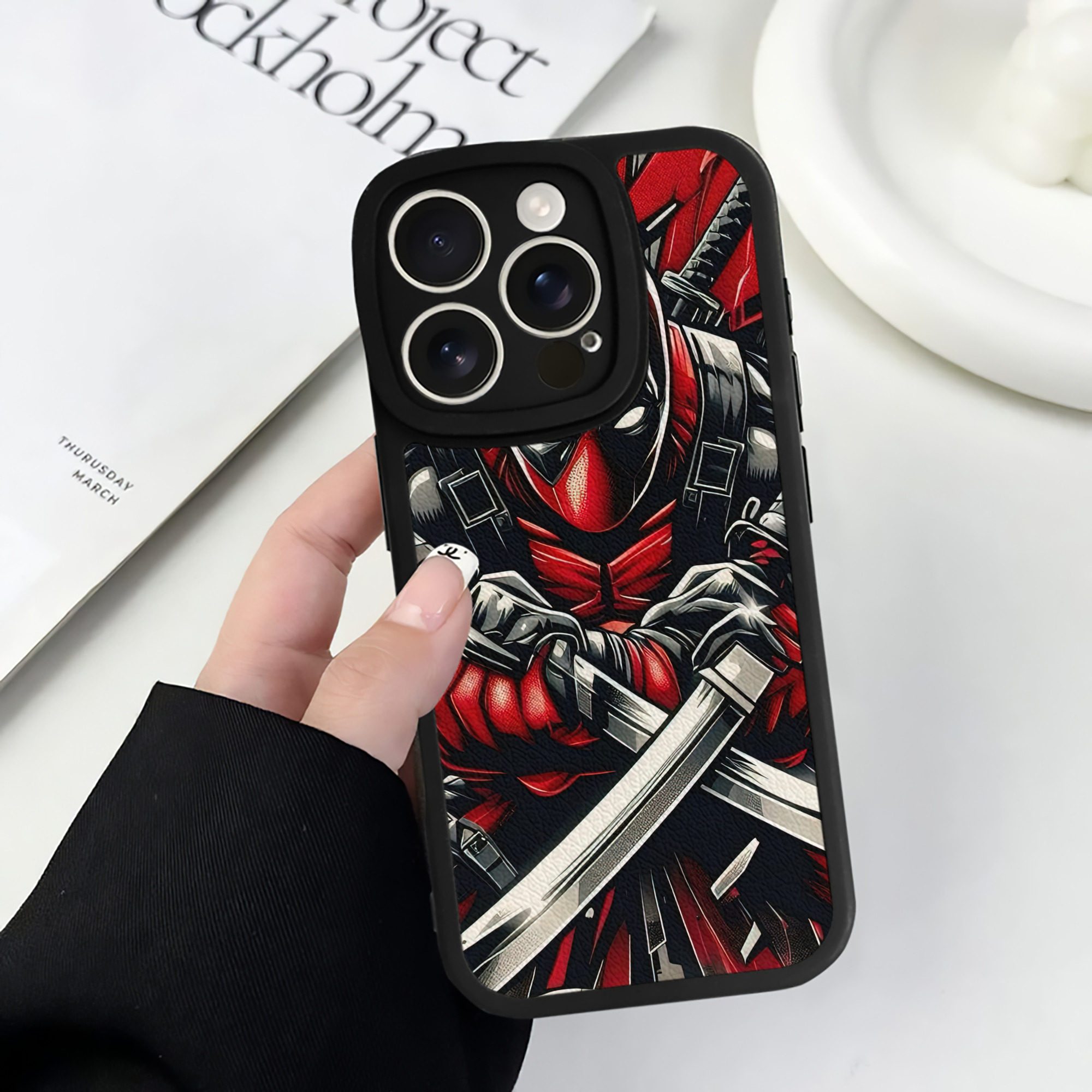 （画像用） Deadpool デッドプール 【iPhone 16シリーズ対応】シリコンスマホケース（レザー調） 材質：シリコン